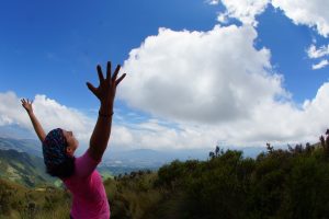 jeune-femme-heureuse-joie-la-nature-détente-liberté