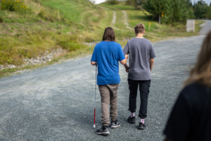Témoignage de Léo, le pirate perdu en mer Trois jeunes adolescents, de dos, font une marche en pleine nature.
